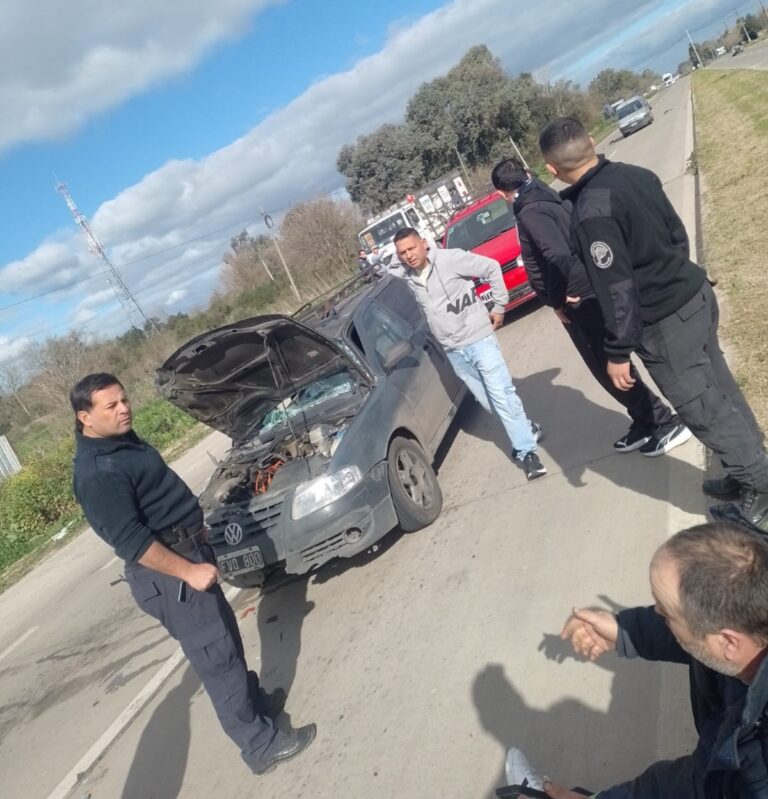 Agentes de la Unidad 42 auxiliaron al conductor de un auto tras un fuerte accidente en la Ruta 53
