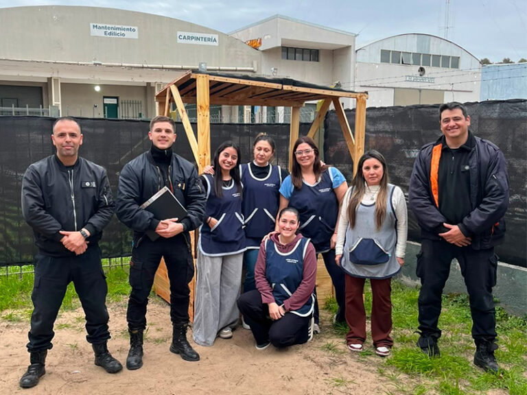 Internos de la Unidad 20 confeccionaron un arenero para un jardín maternal