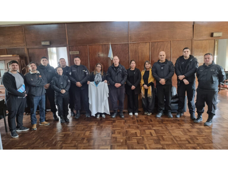 En la Unidad 9 confeccionaron y donaron ponchos para personas en situación de calle