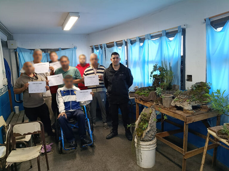 Internos de la Unidad 31 de Florencio Varela se capacitaron en paisajismo y bonsái