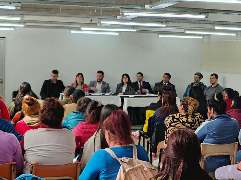 Charla informativa sobre juicios por jurados en la Unidad 8