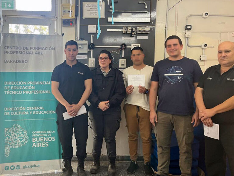 Entrega de diplomas por la finalización de cursos de formación profesional en la Unidad 11
