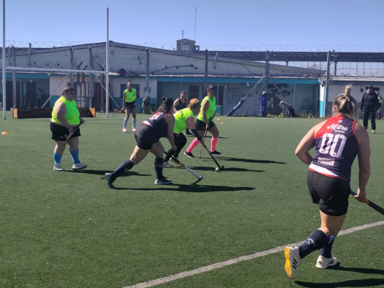 Amistoso de hockey en la Unidad 47 entre “Las Lobas” y “Club Mitre”