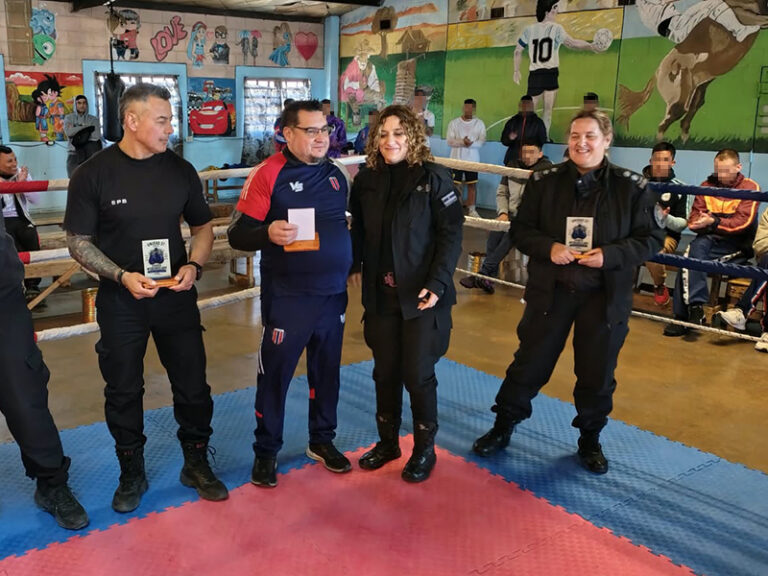 Exitosa exhibición en la Unidad 37 Barker con la participación de 16 boxeadores