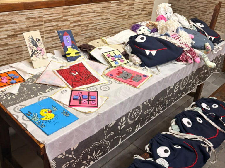 En la cárcel de Mujeres de Azul confeccionaron muñecas y juegos didácticos para un merendero local