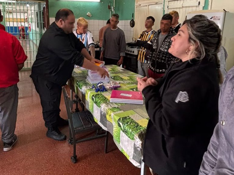Taller literario y entrega de materiales en el Pabellón Literario de la Unidad 16 de Junín