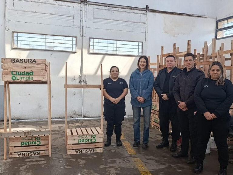 La Unidad 13 completó la entrega de 150 cestos de residuos al municipio