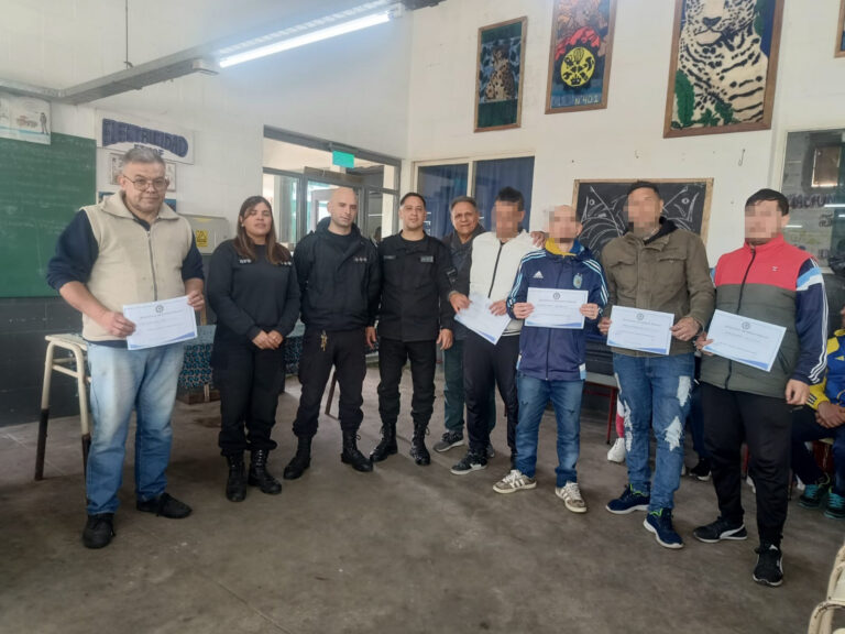 Capacitación en oficios: culminó el curso formal de tapicería en la Unidad 23 de Varela