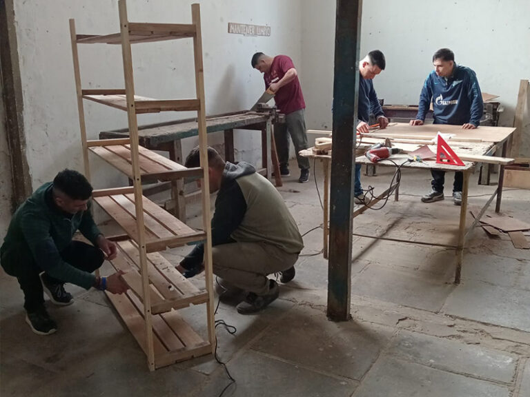 En la cárcel de hombres de Azul elaboraron estanterías para la entidad Inclusión Laboral Azuleña