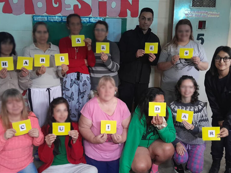 Taller de prevención de «Prevención del suicidio» contra incendios en una cárcel de mujeres