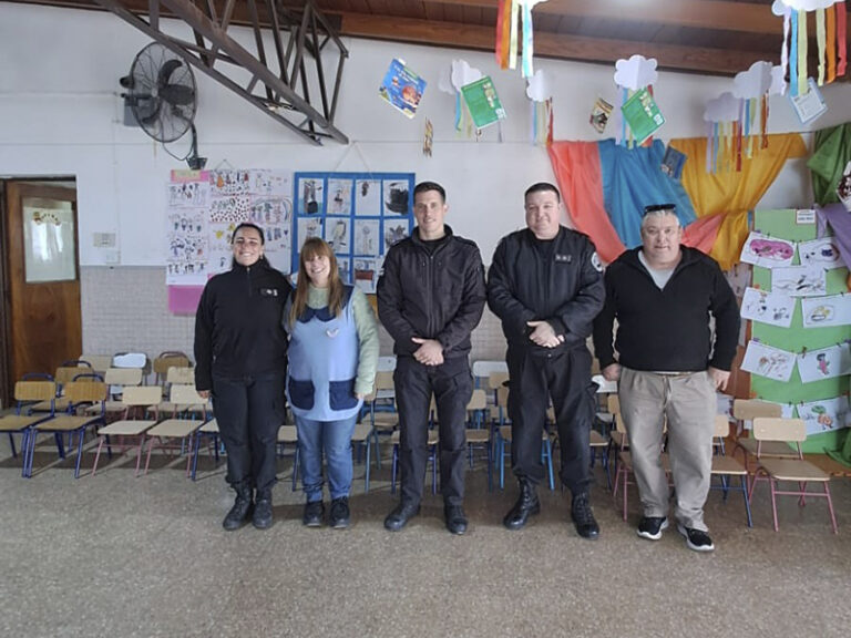 Personas privadas de libertad repararon 50 sillas para un jardín de infantes de Junín