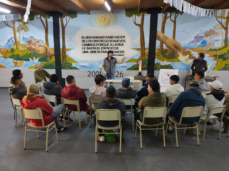 Un escritor local presentó su libro ante estudiantes de la Unidad 20 de Trenque Lauquen