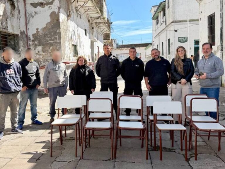 Personas privadas de libertad restauraron sillas para escuelas de Dolores