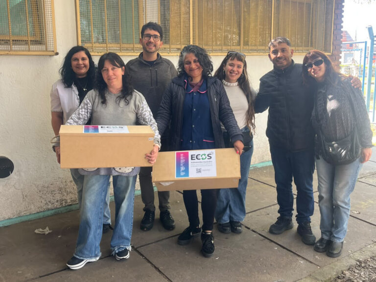 Instrumentos musicales confeccionados en una cárcel de La Plata se entregaron en escuelas de Quilmes y La Matanza