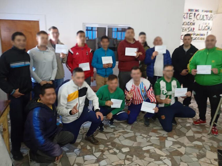 Entrega de certificados a personas privadas de libertad que aprobaron un curso de RCP y primeros auxilios en la Unidad 9