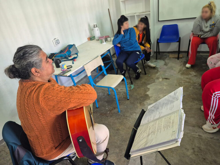 Taller de música popular en el Anexo Femenino de la Unidad 46