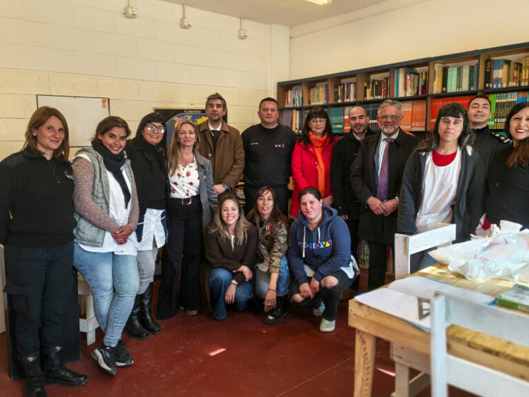 Visita y donación de libros en las Unidades 59 y 60