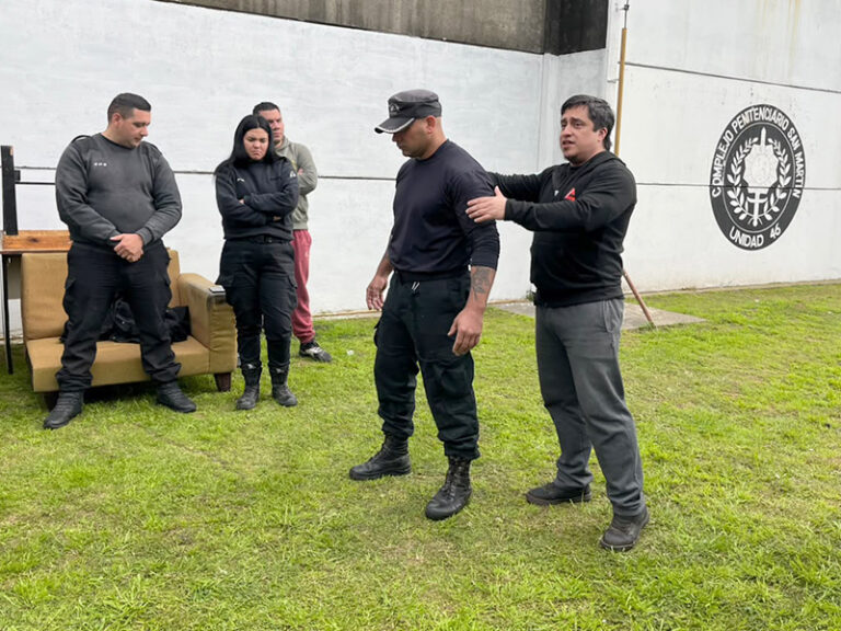 Capacitación en defensa personal para el personal del Complejo San Martín