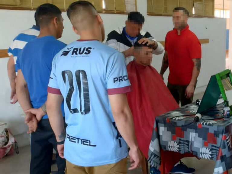 Comenzó una capacitación de peluquería y barbería para internos en la Unidad 16