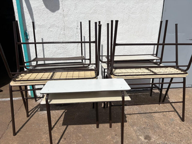 Personas privadas de libertad de la Unidad 30 restauraron mobiliario para una escuela de General Alvear