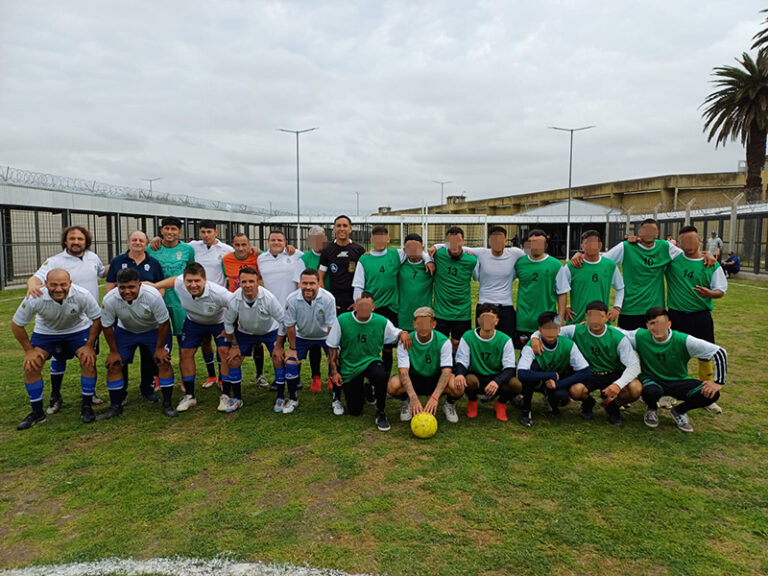Unidad 61: El equipo senior de Gimnasia enfrentó a la selección de fútbol de personas privadas de libertad