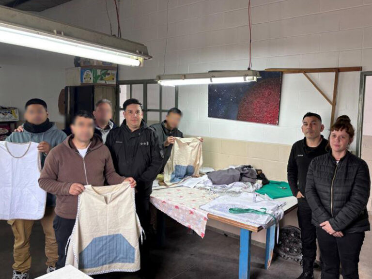 En la cárcel de Urdampilleta confeccionaron pecheras para el Centro de Día «Alegrías»