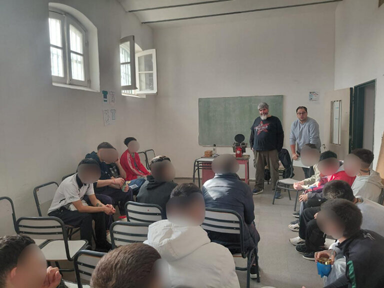 Jóvenes participaron de un taller de tipografía artesanal orientado a la inclusión social