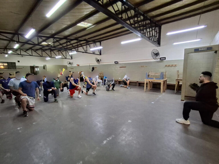 La unidad 4 brinda un taller de kickboxing como propuesta deportiva para personas privadas de la libertad
