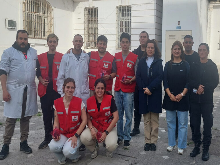 Integrantes de la Cruz Roja brindaron un taller de primeros auxilios y RCP en la unidad 22 de Olmos