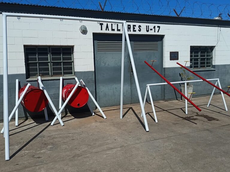 En la cárcel de Urdampilleta fabricaron juegos para el Centro Educativo N° 803 local