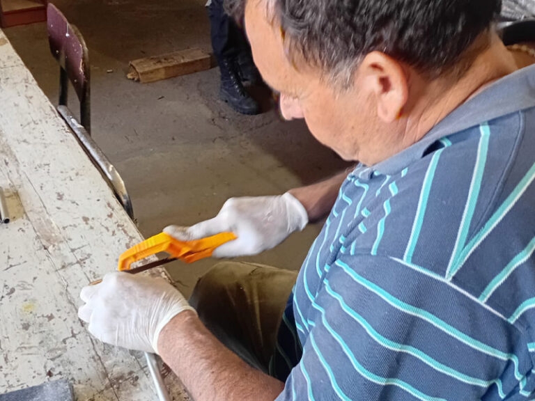 En la Unidad 7 elaboraron los elementos para el primer banco de bastones del Centro de Amigos de No Videntes de Azul