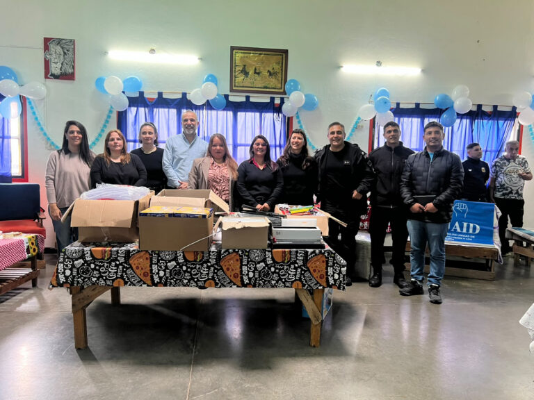 Donación de materiales para el Taller de Encuadernación de la Unidad 39