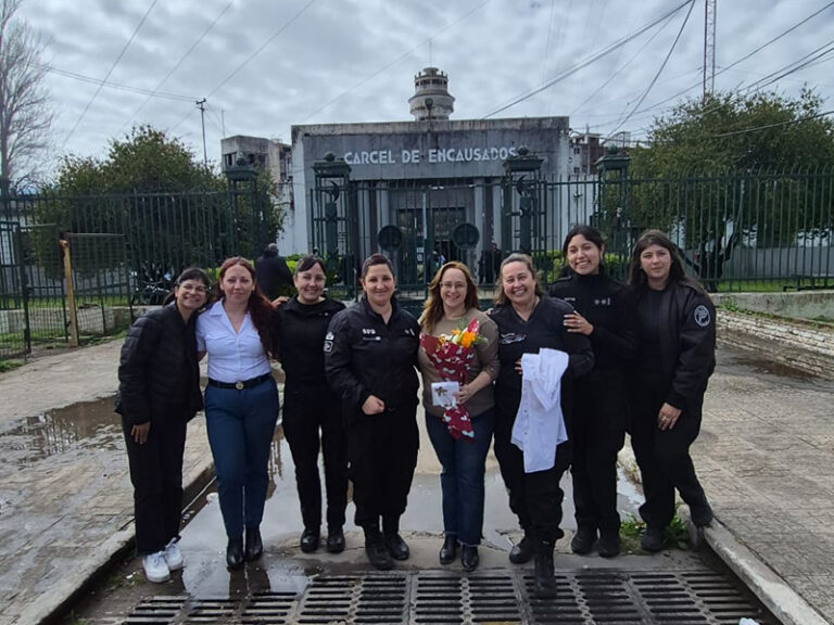 Despedida y homenaje por el retiro de una inspectora mayor en la unidad 1 de Olmos