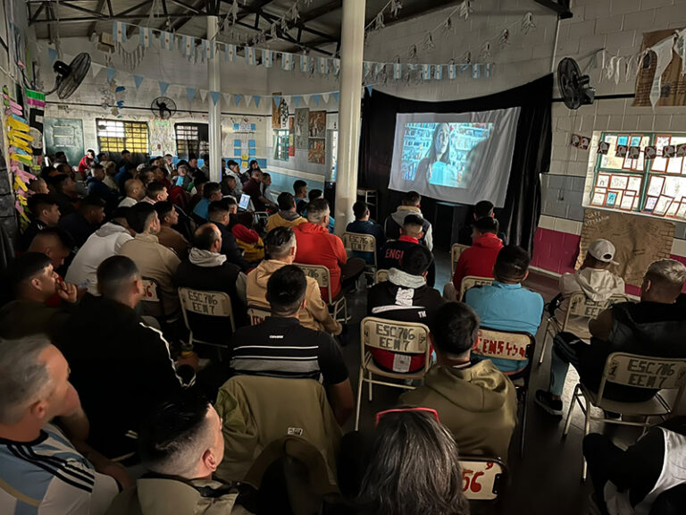 Cine debate: privados de la libertad de la Unidad 39 analizaron «La mujer de la fila»