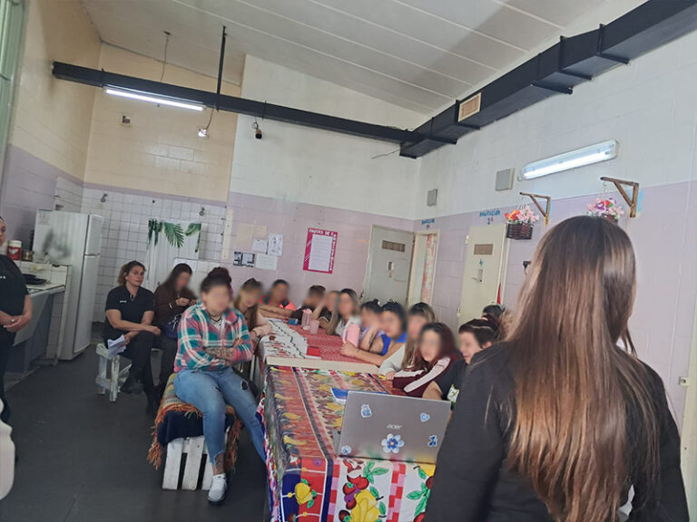 Charla sobre prevención del cáncer de mama y cuello uterino en la Alcaidía Penitenciaria Junín