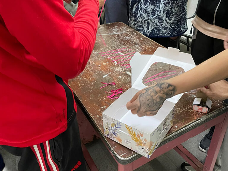 Jóvenes privados de la libertad confeccionaron lazos rosas para una entidad de lucha contra el cáncer