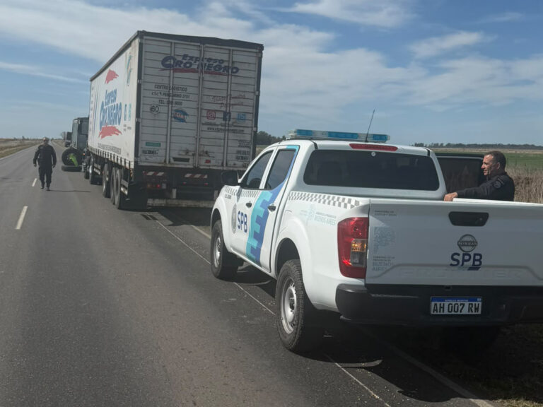 Agentes penitenciarios colaboraron en un incidente vial sobre la Ruta 65