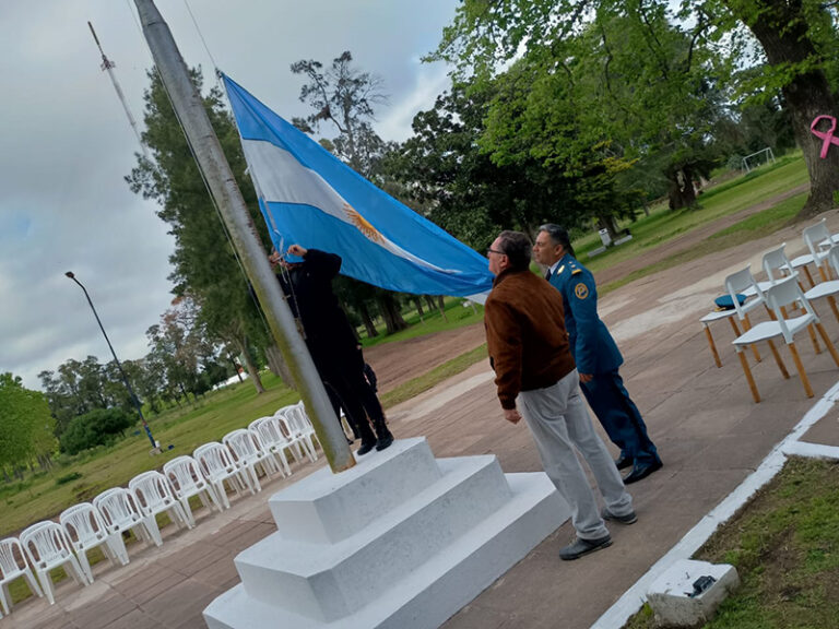 La Unidad 11 recibió la donación de una bandera confeccionada por jóvenes del PIATJA
