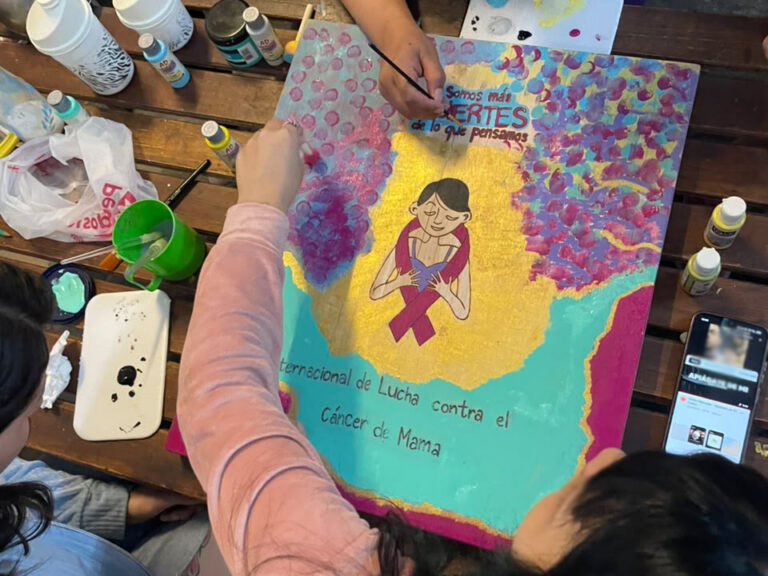 Mujeres privadas de libertad participaron de un taller artístico por Octubre Rosa en Bahía Blanca
