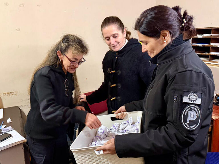 La Unidad 6 llevó a cabo un homenaje y repartió presentes para las madres en su día