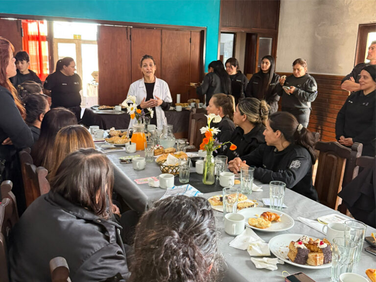 Celebración para el personal por el Día de la Madre en la Unidad 13