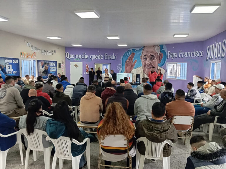 Capacitación en salud y primeros auxilios para personas privadas de la libertad en la Unidad 43