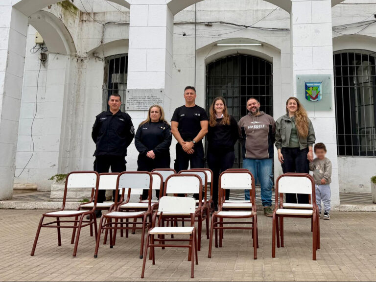 En la cárcel de Dolores restauraron sillas escolares del Jardín de Infantes N° 903