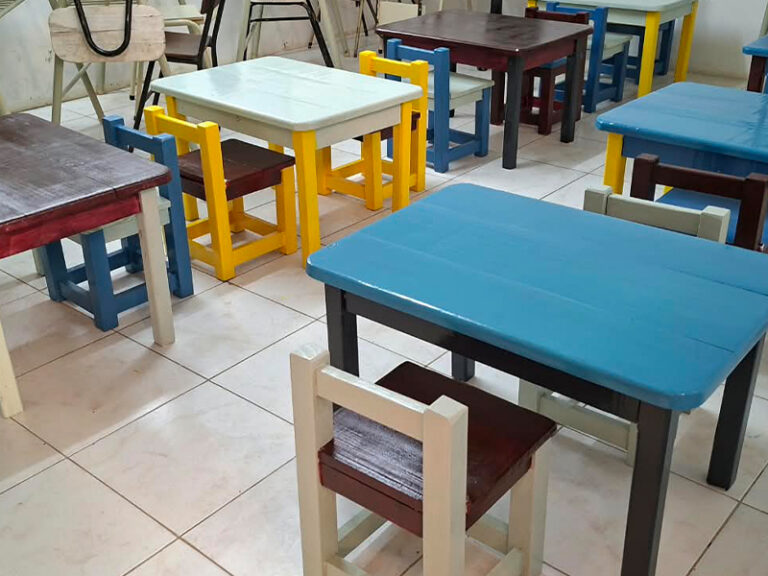 Personas privadas de libertad de la cárcel de Trenque Lauquen fabricaron mobiliario para una escuela especial